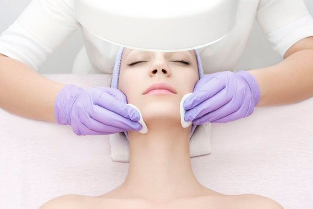 ¿Cómo se realiza una limpieza facial profunda profesional?