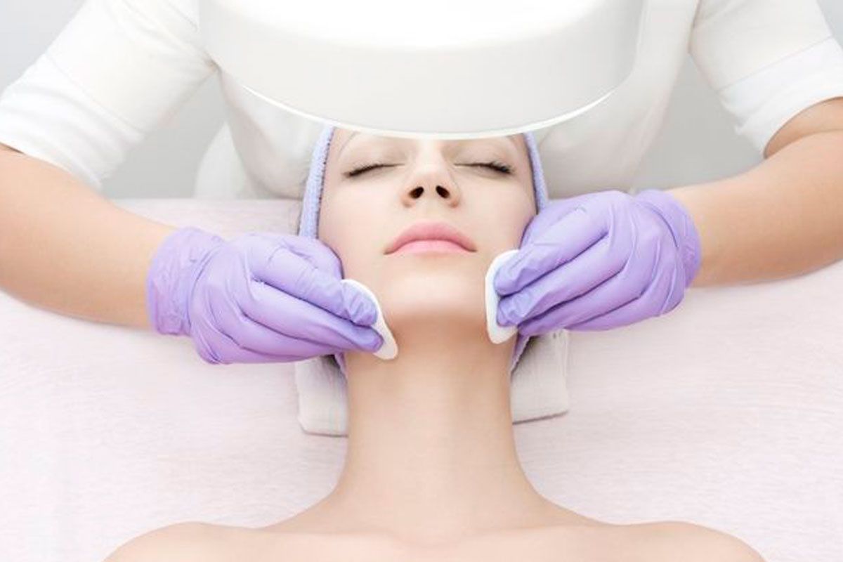 ¿Cómo se realiza una limpieza facial profunda profesional?