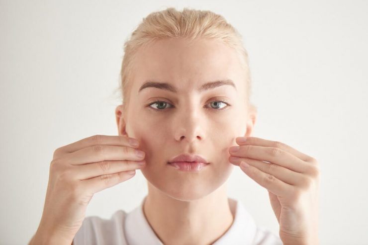 Practica yoga facial en casa y devuelve a tu rostro su vitalidad